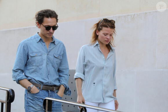 Exclusif - Le chanteur Raphaël et sa compagne Mélanie Thierry - Après l'hommage à Philippe Cerboneschi (Zdar), le cortège de la famille et des proches se dirige à pied de la place Marcel Aymé vers le Cimetière de Montmartre à Paris le 2 juillet 2019.