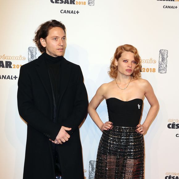 Mélanie Thierry et son compagnon le chanteur Raphaël - Photocall lors de la 43ème cérémonie des Cesar à la salle Pleyel à Paris, le 2 mars 2018. © Dominique Jacovides - Olivier Borde / Bestimage 