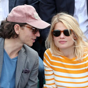 Le chanteur Raphaël et sa compagne Mélanie Thierry dans les tribunes lors des internationaux de France de Roland Garros à Paris. Le 9 juin 2017. © Jacovides - Moreau / Bestimage 