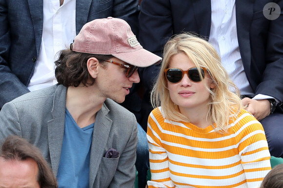 Le chanteur Raphaël et sa compagne Mélanie Thierry dans les tribunes lors des internationaux de France de Roland Garros à Paris. Le 9 juin 2017. © Jacovides - Moreau / Bestimage 