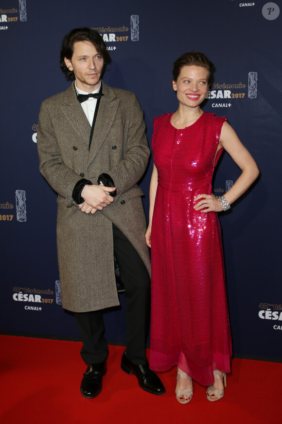 Le chanteur Raphaël et sa compagne Mélanie Thierry (robe Stella McCartney, bracelet Python de la maison Akillis) - Photocall de la 42ème cérémonie des Cesar à la salle Pleyel à Paris, le 24 février 2017. © Dominique Jacovides - Olivier Borde / Bestimage 