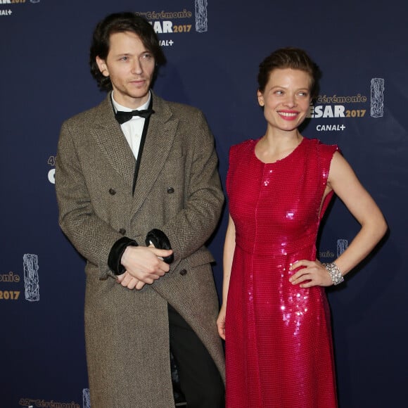 Le chanteur Raphaël et sa compagne Mélanie Thierry (robe Stella McCartney, bracelet Python de la maison Akillis) - Photocall de la 42ème cérémonie des Cesar à la salle Pleyel à Paris, le 24 février 2017. © Dominique Jacovides - Olivier Borde / Bestimage 