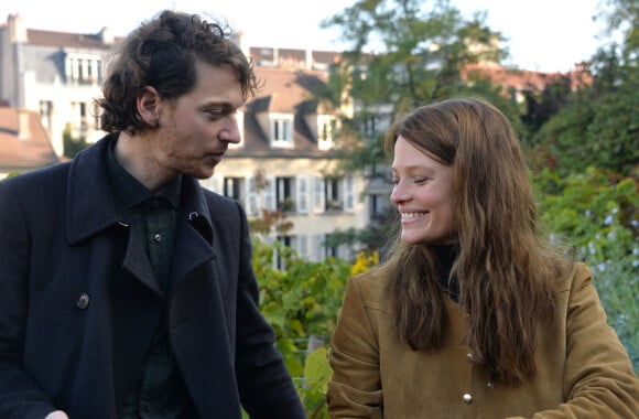 Voilà plus de vingt ans que Mélanie Thierry file le parfait amour avec le chanteur Raphaël. 
Le chanteur Raphael (Raphaël Haroche), le parrain et sa compagne Mélanie Thierry, la marraine assistent au ban des vendanges lors de la fête des vendanges de Montmartre 2015 à Paris, le 10 octobre 2015.