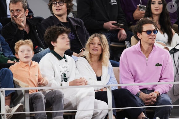 Le chanteur Raphaël, sa compagne Mélanie Thierry et leurs enfants Roman et Aliocha Haroche dans les tribunes des Internationaux de France de tennis de Roland Garros 2024 à Paris, le 29 mai 2024. © Moreau / Jacovides / Bestimage 