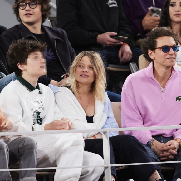 Le chanteur Raphaël, sa compagne Mélanie Thierry et leurs enfants Roman et Aliocha Haroche dans les tribunes des Internationaux de France de tennis de Roland Garros 2024 à Paris, le 29 mai 2024. © Moreau / Jacovides / Bestimage 