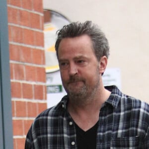 Matthew Perry avec une inconnue à la sortie d'un centre médical à Beverly Hills, le 27 octobre 2016