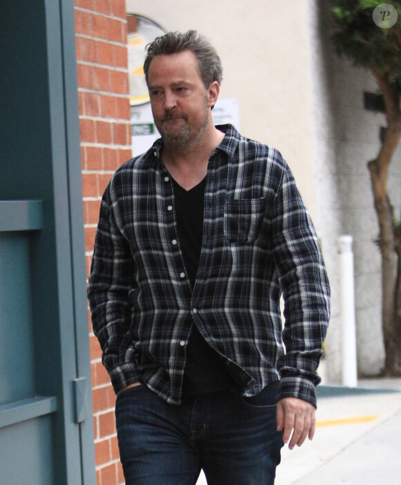 Matthew Perry avec une inconnue à la sortie d'un centre médical à Beverly Hills, le 27 octobre 2016