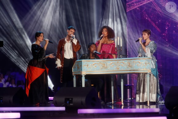 Exclusif - La troupe "Molière l'opéra urbain" - Enregistrement de l'émission "Ce soir on chante pour la protection des animaux", présentée par E.Gossuin et J.Anthony, et diffusée le 17 août sur W9 © Christophe Clovis / Bestimage