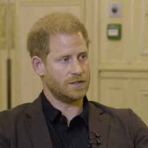 Il s'agit de son oncle par alliance Lord Robert Fellowes
Prince Harry