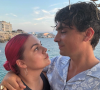 Partie en vacances dans le sud de la France à Cassis dans l'hôtel Les Roches Blanches, Louane profite d'un séjour au soleil avec ses amis et son chéri Florian Rossi.
Louane, Instagram