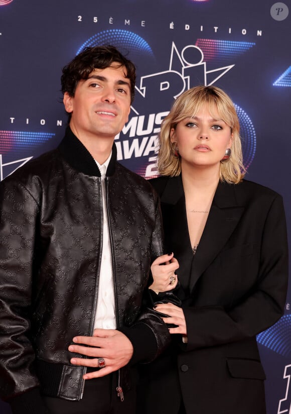 Florian Rossi et sa compagne Louane Emera au photocall de la 25ème cérémonie des "NRJ Music Awards (NMA)" au palais des Festivals et des Congrès de Cannes, France, le 10 novembre 2023. © Dominique Jacovides/Bestimage