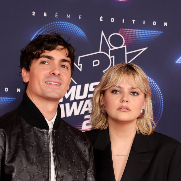 Florian Rossi et sa compagne Louane Emera au photocall de la 25ème cérémonie des "NRJ Music Awards (NMA)" au palais des Festivals et des Congrès de Cannes, France, le 10 novembre 2023. © Dominique Jacovides/Bestimage