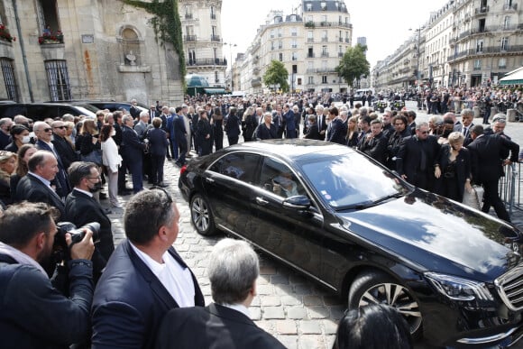 Alain Delon - Sorties - Obsèques de Jean-Paul Belmondo en l'église Saint-Germain-des-Prés, à Paris le 10 septembre 2021. © Cyril Moreau / Bestimage 