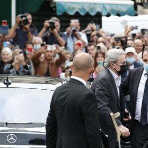 Alain Delon - Obsèques de Jean-Paul Belmondo en en l'église Saint-Germain-des-Prés, à Paris le 10 septembre 2021. © Cyril Moreau / Bestimage 