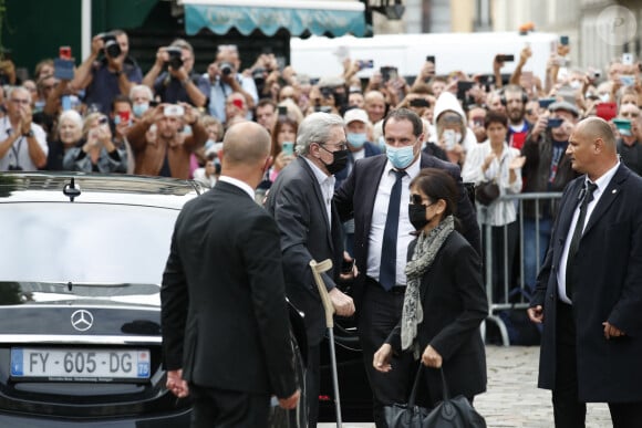 Alain Delon - Obsèques de Jean-Paul Belmondo en en l'église Saint-Germain-des-Prés, à Paris le 10 septembre 2021. © Cyril Moreau / Bestimage 