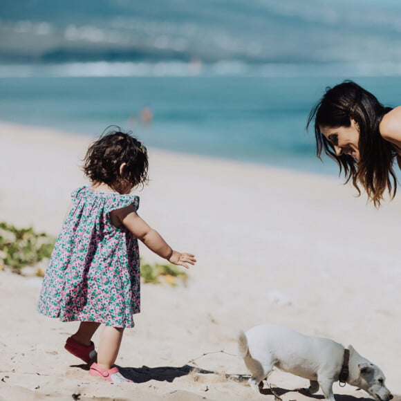 Exclusif  - Fabienne Carat et sa fille Céleste profitent d'une journée à la plage sur l'île de la Réunion où Fabienne tourne un épisode de la série "Section de Recherches" le 8 juin 2023. © Jules Legros / Bestimage