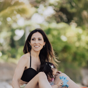 Exclusif - Fabienne Carat et sa fille Céleste profitent d'une journée à la plage sur l'île de la Réunion où Fabienne tourne un épisode de la série "Section de Recherches" le 8 juin 2023. © Jules Legros / Bestimage