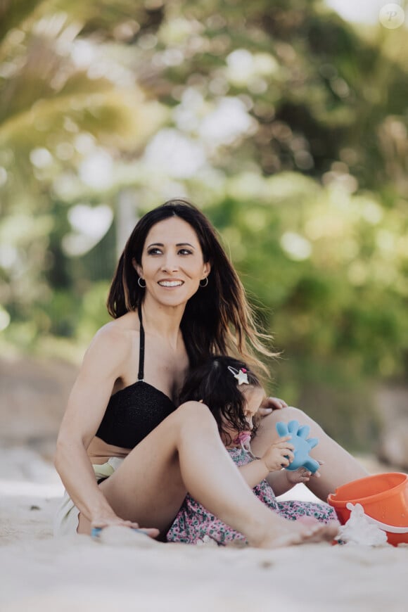 Exclusif - Fabienne Carat et sa fille Céleste profitent d'une journée à la plage sur l'île de la Réunion où Fabienne tourne un épisode de la série "Section de Recherches" le 8 juin 2023. © Jules Legros / Bestimage