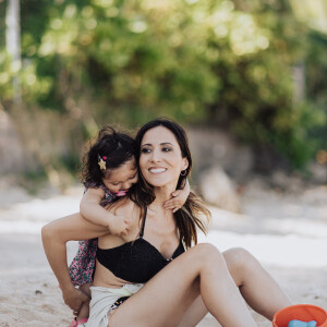 Exclusif - Fabienne Carat et sa fille Céleste profitent d'une journée à la plage sur l'île de la Réunion où Fabienne tourne un épisode de la série "Section de Recherches" le 8 juin 2023.  © Jules Legros / Bestimage