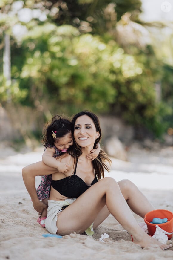 Exclusif - Fabienne Carat et sa fille Céleste profitent d'une journée à la plage sur l'île de la Réunion où Fabienne tourne un épisode de la série "Section de Recherches" le 8 juin 2023.  © Jules Legros / Bestimage