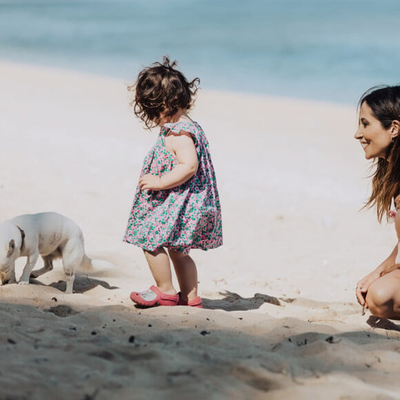 Exclusif - Fabienne Carat et sa fille Céleste profitent d'une journée à la plage sur l'île de la Réunion où Fabienne tourne un épisode de la série "Section de Recherches" le 8 juin 2023. © Jules Legros / Bestimage