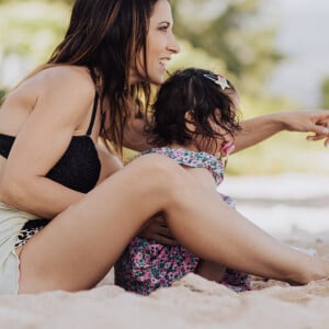 Exclusif - Fabienne Carat et sa fille Céleste profitent d'une journée à la plage sur l'île de la Réunion où Fabienne tourne un épisode de la série "Section de Recherches" le 8 juin 2023. © Jules Legros / Bestimage