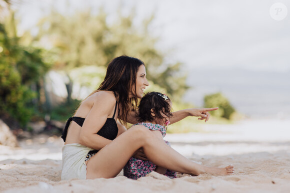 Exclusif - Fabienne Carat et sa fille Céleste profitent d'une journée à la plage sur l'île de la Réunion où Fabienne tourne un épisode de la série "Section de Recherches" le 8 juin 2023. © Jules Legros / Bestimage