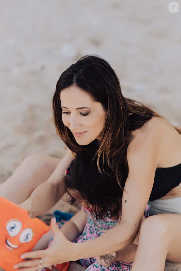 Exclusif - Fabienne Carat et sa fille Céleste profitent d'une journée à la plage sur l'île de la Réunion où Fabienne tourne un épisode de la série "Section de Recherches" le 8 juin 2023. © Jules Legros / Bestimage