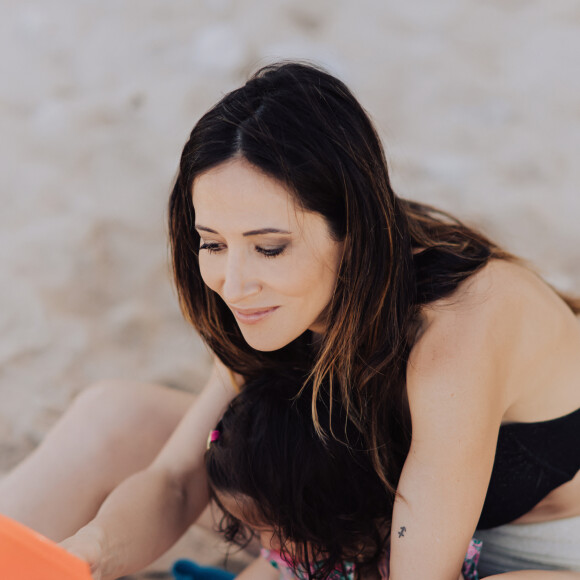 Exclusif - Fabienne Carat et sa fille Céleste profitent d'une journée à la plage sur l'île de la Réunion où Fabienne tourne un épisode de la série "Section de Recherches" le 8 juin 2023. © Jules Legros / Bestimage