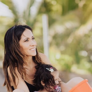 Exclusif - Fabienne Carat et sa fille Céleste profitent d'une journée à la plage sur l'île de la Réunion où Fabienne tourne un épisode de la série "Section de Recherches" le 8 juin 2023. © Jules Legros / Bestimage