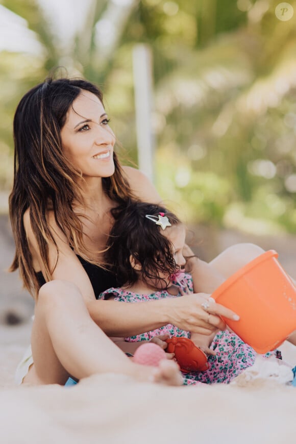 Exclusif - Fabienne Carat et sa fille Céleste profitent d'une journée à la plage sur l'île de la Réunion où Fabienne tourne un épisode de la série "Section de Recherches" le 8 juin 2023. © Jules Legros / Bestimage