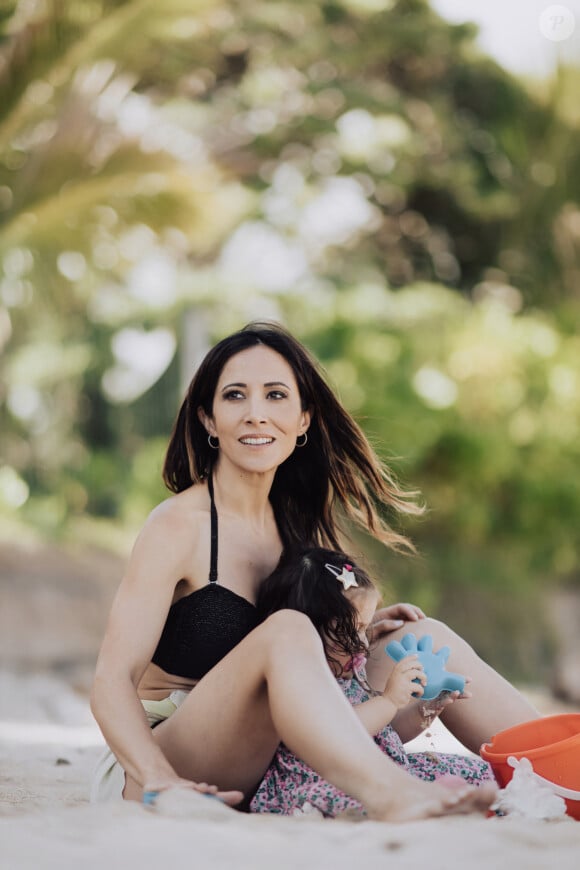 Exclusif - Fabienne Carat et sa fille Céleste profitent d'une journée à la plage sur l'île de la Réunion où Fabienne tourne un épisode de la série "Section de Recherches" le 8 juin 2023. © Jules Legros / Bestimage