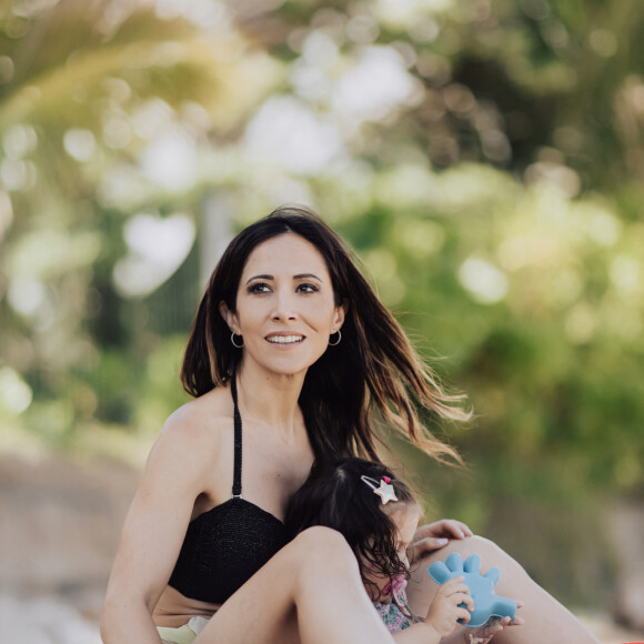 Exclusif - Fabienne Carat et sa fille Céleste profitent d'une journée à la plage sur l'île de la Réunion où Fabienne tourne un épisode de la série "Section de Recherches" le 8 juin 2023. © Jules Legros / Bestimage