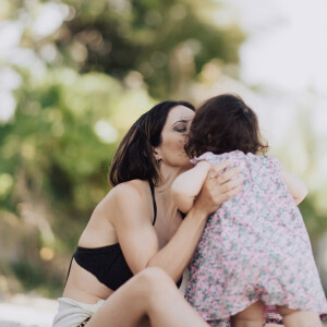 Exclusif - Fabienne Carat et sa fille Céleste profitent d'une journée à la plage sur l'île de la Réunion où Fabienne tourne un épisode de la série "Section de Recherches" le 8 juin 2023. © Jules Legros / Bestimage