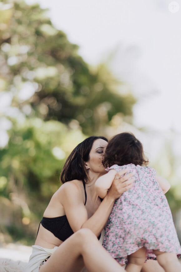 Exclusif - Fabienne Carat et sa fille Céleste profitent d'une journée à la plage sur l'île de la Réunion où Fabienne tourne un épisode de la série "Section de Recherches" le 8 juin 2023. © Jules Legros / Bestimage