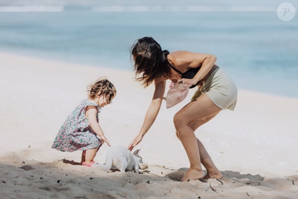 Exclusif - Fabienne Carat et sa fille Céleste profitent d'une journée à la plage sur l'île de la Réunion où Fabienne tourne un épisode de la série "Section de Recherches" le 8 juin 2023. © Jules Legros / Bestimage