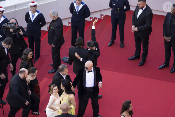 Clovis Cornillac, Artus, Marc Riso et l'équipe du film "Un p'tit truc en plus" - Montée des marches du film " Le comte de Monte-Cristo " lors du 77ème Festival International du Film de Cannes, au Palais des Festivals à Cannes. Le 22 mai 2024 © Ivanka Voisin / Pool Cannes / Bestimage 