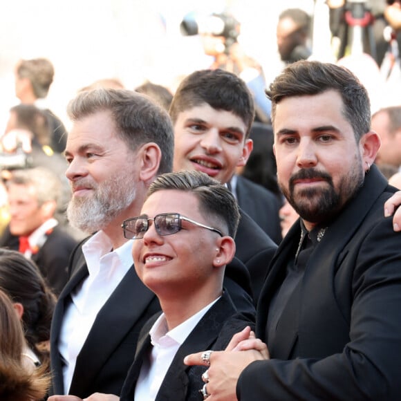 Le cinéaste a dévoilé les coulisses du passage de son équipe sur la Croisette dans l'émission Sept à huit sur TF1
Clovis Cornillac, Artus, Alice Belaidi et l'équipe du film "Un p'tit truc en plus" - Montée des marches du film " Le comte de Monte-Cristo " lors du 77ème Festival International du Film de Cannes, au Palais des Festivals à Cannes. Le 22 mai 2024 © Jacovides-Moreau / Bestimage 