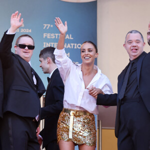 Alice Belaidi et l'équipe du film "Un p'tit truc en plus" - Montée des marches du film " Le comte de Monte-Cristo " lors du 77ème Festival International du Film de Cannes, au Palais des Festivals à Cannes. Le 22 mai 2024 © Jacovides-Moreau / Bestimage 