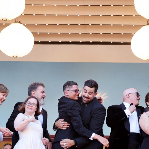 Clovis Cornillac, Artus, Marc Riso et l'équipe du film "Un p'tit truc en plus" - Montée des marches du film " Le comte de Monte-Cristo " lors du 77ème Festival International du Film de Cannes, au Palais des Festivals à Cannes. Le 22 mai 2024 © Jacovides-Moreau / Bestimage 