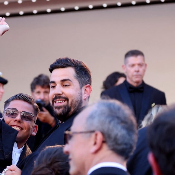 Il a notamment révélé que ses acteurs porteurs de handicaps physiques et mentaux n'ont pas vraiment respectés le protocole en vigueur sur le tapis rouge
Artus et un des acteurs du film "Un p'tit truc en plus" - Montée des marches du film " Le comte de Monte-Cristo " lors du 77ème Festival International du Film de Cannes, au Palais des Festivals à Cannes. Le 22 mai 2024 © Jacovides-Moreau / Bestimage 