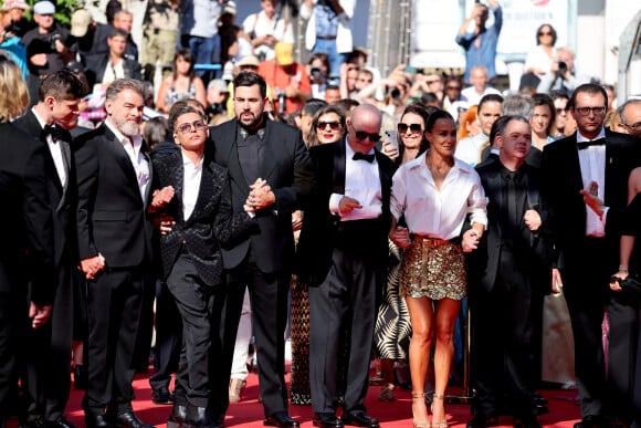 Clovis Cornillac, Artus, Alice Belaidi et l'équipe du film "Un p'tit truc en plus" - Montée des marches du film " Le comte de Monte-Cristo " lors du 77ème Festival International du Film de Cannes, au Palais des Festivals à Cannes. Le 22 mai 2024 © Jacovides-Moreau / Bestimage 