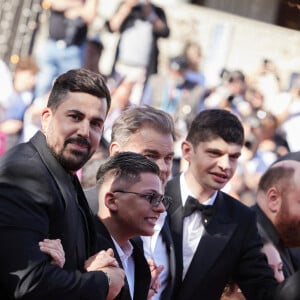 Artus et l'équipe du film "Un p'tit truc en plus" - Montée des marches du film " Le comte de Monte-Cristo " lors du 77ème Festival International du Film de Cannes, au Palais des Festivals à Cannes. Le 22 mai 2024 © Jacovides-Moreau / Bestimage 