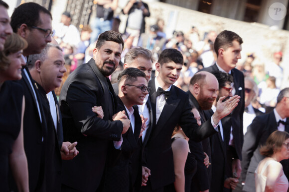 Artus et l'équipe du film "Un p'tit truc en plus" - Montée des marches du film " Le comte de Monte-Cristo " lors du 77ème Festival International du Film de Cannes, au Palais des Festivals à Cannes. Le 22 mai 2024 © Jacovides-Moreau / Bestimage 