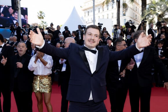 Un acteur du film "Un p'tit truc en plus" - Montée des marches du film " Le comte de Monte-Cristo " lors du 77ème Festival International du Film de Cannes, au Palais des Festivals à Cannes. Le 22 mai 2024 © Jacovides-Moreau / Bestimage 