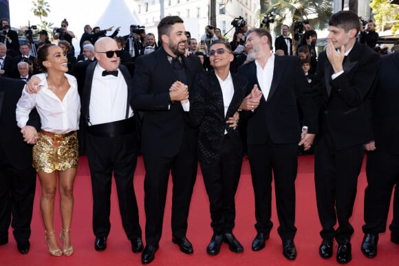 Face à un tel succès populaire, Artus et son équipe ont été invités à monter les marches du Festival de Cannes
Alice Belaidi, Artus, Clovis Cornillac et l'équipe du film "Un p'tit truc en plus" - Montée des marches du film " Le comte de Monte-Cristo " lors du 77ème Festival International du Film de Cannes, au Palais des Festivals à Cannes. Le 22 mai 2024 © Jacovides-Moreau / Bestimage 