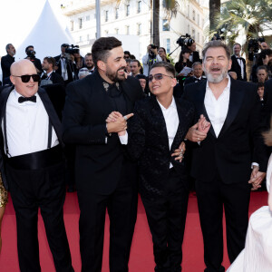 Alice Belaidi, Artus, Clovis Cornillac, Marc Riso et l'équipe du film "Un p'tit truc en plus" - Montée des marches du film " Le comte de Monte-Cristo " lors du 77ème Festival International du Film de Cannes, au Palais des Festivals à Cannes. Le 22 mai 2024 © Jacovides-Moreau / Bestimage