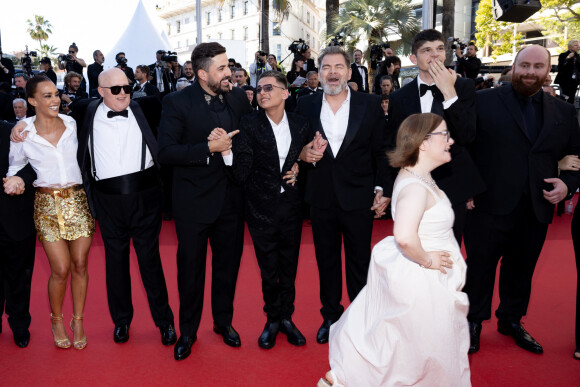 Alice Belaidi, Artus, Clovis Cornillac, Marc Riso et l'équipe du film "Un p'tit truc en plus" - Montée des marches du film " Le comte de Monte-Cristo " lors du 77ème Festival International du Film de Cannes, au Palais des Festivals à Cannes. Le 22 mai 2024 © Jacovides-Moreau / Bestimage