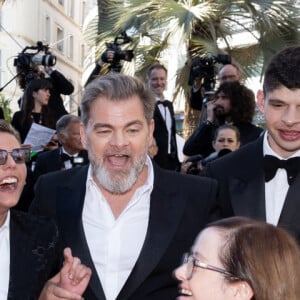 Alice Belaidi, Artus, Clovis Cornillac, Marc Riso et l'équipe du film "Un p'tit truc en plus" - Montée des marches du film " Le comte de Monte-Cristo " lors du 77ème Festival International du Film de Cannes, au Palais des Festivals à Cannes. Le 22 mai 2024 © Jacovides-Moreau / Bestimage 