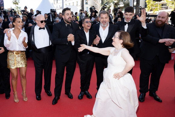 Alice Belaidi, Artus, Clovis Cornillac, Marc Riso et l'équipe du film "Un p'tit truc en plus" - Montée des marches du film " Le comte de Monte-Cristo " lors du 77ème Festival International du Film de Cannes, au Palais des Festivals à Cannes. Le 22 mai 2024 © Jacovides-Moreau / Bestimage 